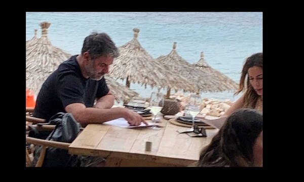 Δέσποινα Βανδή - Βασίλης Μπισμπίκης: Για φαγητό, ρομαντικά, στην ακροθαλασσιά!