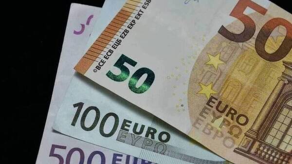 Σε ποιες επενδύσεις στρέφονται οι αποταμιευτές - Φυλλορροούν οι καταθέσεις