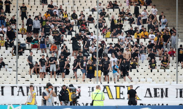 AEK-Ολυμπιακός: Εκρηκτική ατμόσφαιρα στο ΟΑΚΑ - Γιούχα και συνθήματα κατά πάντων (photos) 