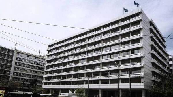 Η εκτίναξη των τιμών των καυσίμων οδήγησε σε υπέρβαση των εσόδων από τον ΦΠΑ