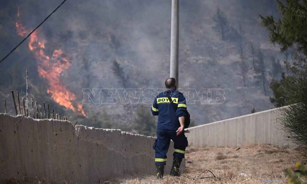 Προληπτική εκκένωση οικισμού στη Βούλα - Μάχη με τις φλόγες και στη Γλυφάδα