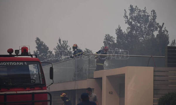 Φωτιά τώρα: Καίγονται σπίτια στη Βούλα