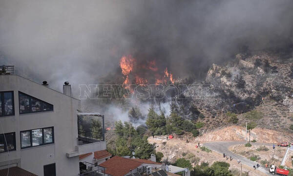 Μεγάλη αναζωπύρωση στο Πανόραμα Βούλας - Καίγονται σπίτια και αυτοκίνητα