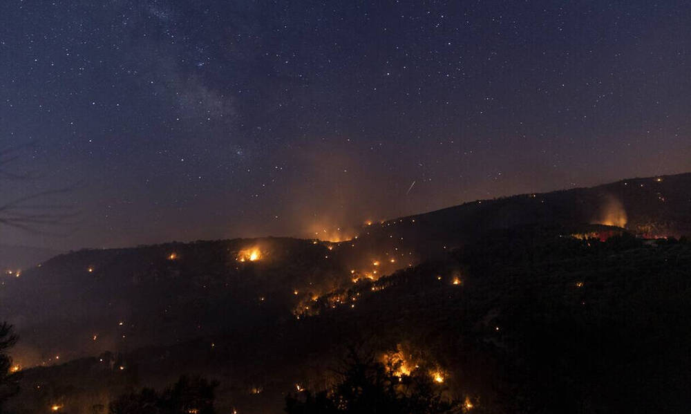 Φωτιά τώρα: Νύχτα αγωνίας σε Βούλα και Βάρη – Με το βλέμμα στα «καντηλάκια» οι πυροσβέστες