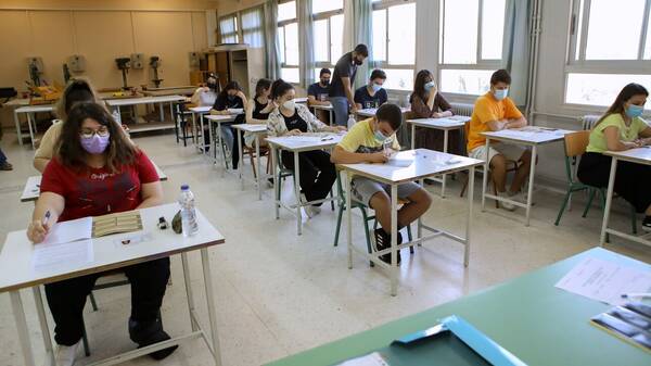 Πανελλήνιες 2022: Σε Αρχαία, Μαθηματικά, Βιολογία εξετάζονται τη Δευτέρα τα ΓΕΛ - Όλο το πρόγραμμα