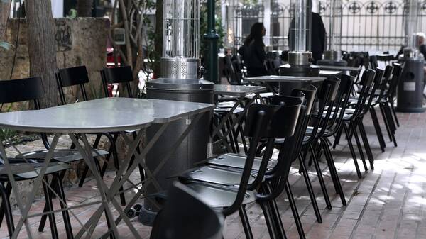 Παράταση έξι μηνών στο μειωμένο ΦΠΑ για εστίαση, μεταφορές και εισιτήρια