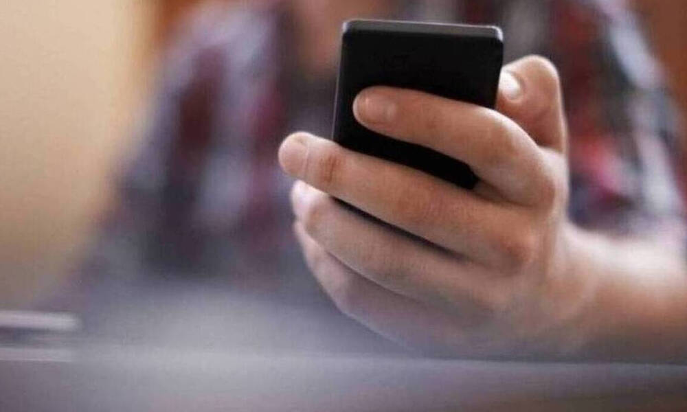 Νέα απάτη μέσω SMS: Παριστάνουν εταιρείες courier και αδειάζουν λογαριασμούς