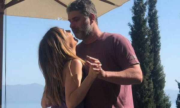 Δέσποινα Βανδή: Με καυτό σορτσάκι στην τελευταία παράσταση του Μπισμπίκη – Η τρυφερή αγκαλιά!
