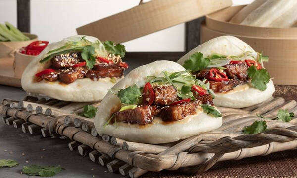 Άκης Πετρετζίκης: Bao buns με πανσέτα και hoisin sauce