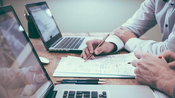 Φουσκώνουν τα «φέσια» στην εφορία από μικροοφειλέτες: 4 στους 10 χρωστούν από 50 έως 500 ευρώ