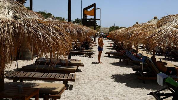 Η τιμή της ξαπλώστρας - Πόσο κοστίζει το μπάνιο στις οργανωμένες παραλίες της Αττικής