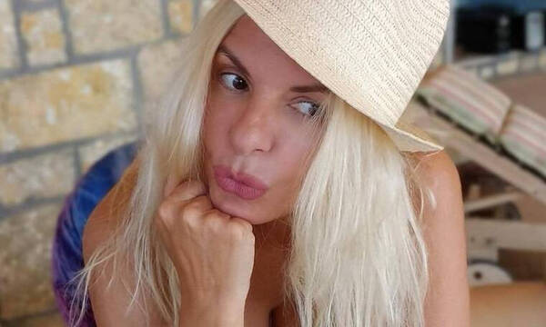 Αννίτα Πάνια: Δείτε την στα 52 της με μαγιό και άβαφη - Η παρουσιάστρια κάνει ηλιοθεραπεία
