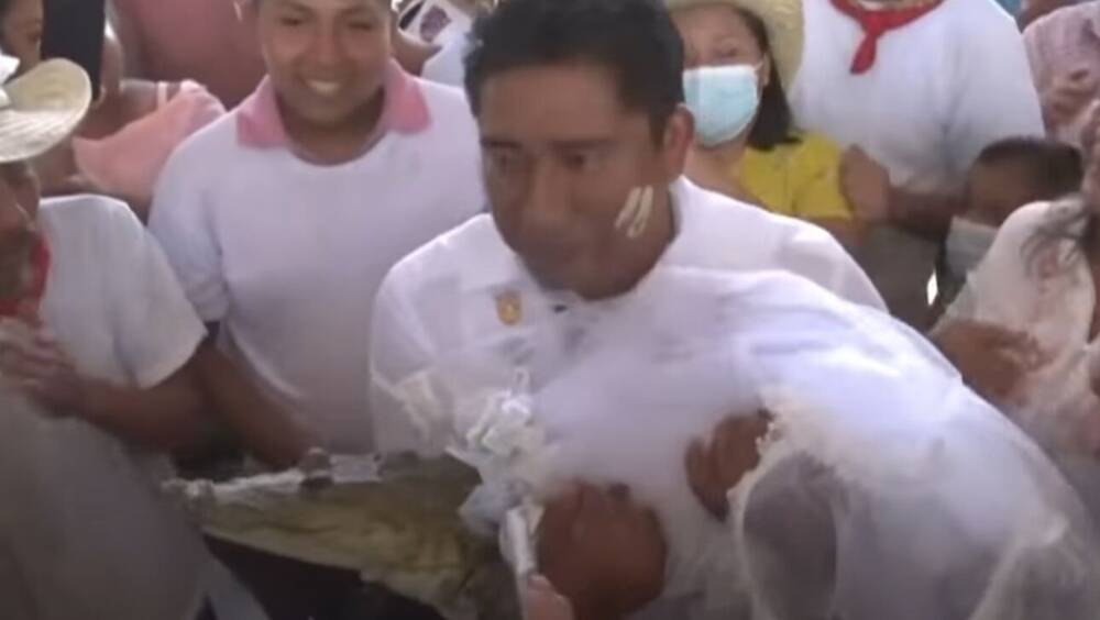 Μεξικό: Γιατί αυτός ο δήμαρχος παντρεύτηκε έναν... αλιγάτορα;