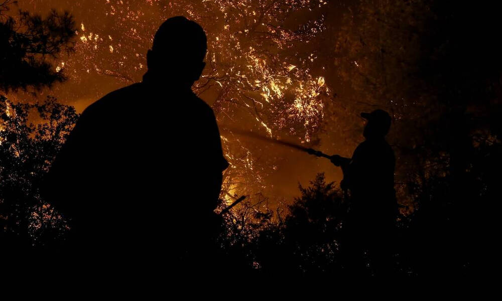 Φωτιά στην Αχαΐα: Μάχη με τις φλόγες και το σκοτάδι - Υψηλός κίνδυνος πυρκαγιάς και τη Δευτέρα
