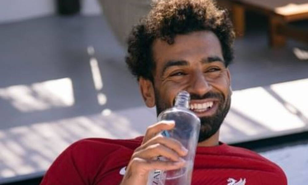 Ο Αιγύπτιος ποδοσφαιριστής Mohamed Salah ξεδιψά με νερό ΖΑΓΟΡΙ!