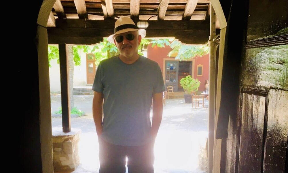 Πορτοκάλογλου: Το ησυχαστήριό του στο Πήλιο διαθέτει μία βεράντα-όνειρο με θέα στο απέραντο γαλάζιο