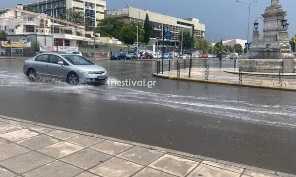 Καιρός: Ξεκίνησε η επέλαση της κακοκαιρίας - Άνοιξαν οι ουρανοί στη Θεσσαλονίκη, πλημμύρισαν δρόμοι