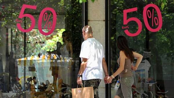 Πρεμιέρα εκπτώσεων τη Δευτέρα - Ποια Κυριακή θα είναι ανοιχτά τα καταστήματα