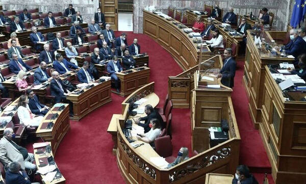 Άγρια επίθεση Μητσοτάκη σε ΣΥΡΙΖΑ: Οι βόμβες στο συγκρότημα Real και η απάντηση Ηλιόπουλου