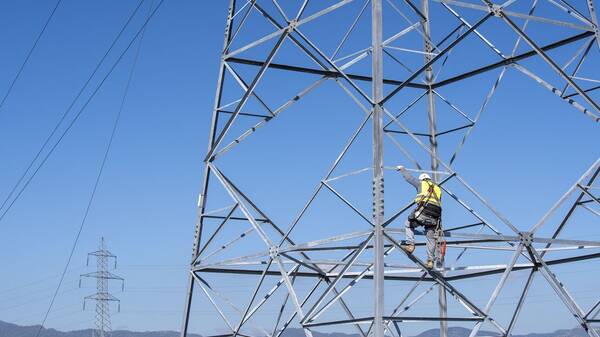 ΑΔΜΗΕ: Ασπίδα πυροπροστασίας στην Πάρνηθα οι πυλώνες υψηλής τάσης
