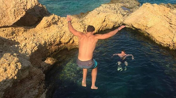 Φωτογραφίες στη θάλασσα ποσταρισμένες από το γραφείο. Αυτή η μάστιγα