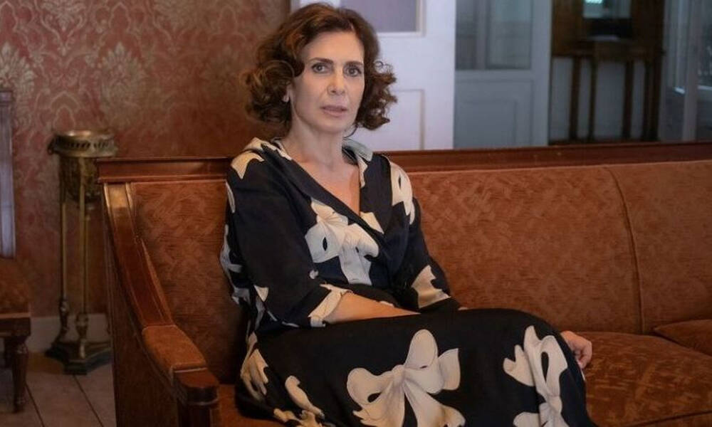 Διδασκάλου: Στα 61 της ποζάρει στην παραλία χωρίς ρετούς και μακιγιάζ! Αποθέωση για τη Μυρσίνη