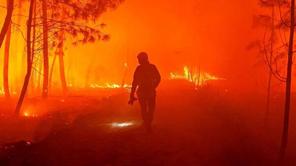 Ισπανία: Η στιγμή που ένας άνδρας γλιτώνει στο «παρά πέντε» από την πυρκαγιά