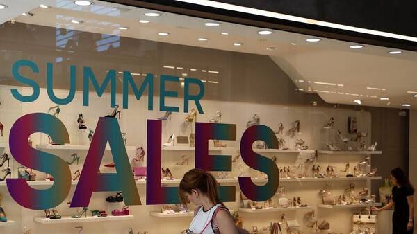 «Χαμηλές πτήσεις» για την αγορά την πρώτη εβδομάδα των εκπτώσεων