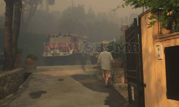 Φωτιά στην Πεντέλη: Καίγονται τα πρώτα σπίτια - Ανεξέλεγκτο το μέτωπο