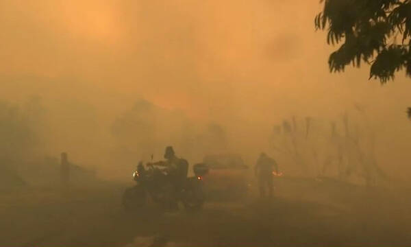 Φωτιά στην Πεντέλη: Η στιγμή που αυτοκίνητο περνά μέσα από τις φλόγες - Κάηκαν σπίτια (videos)