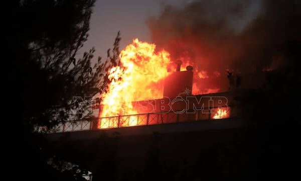 LIVE Blog: Κόλαση φωτιάς σε Γέρακα, Παλλήνη, Ανθούσα και Διώνη - Καίγονται σπίτια