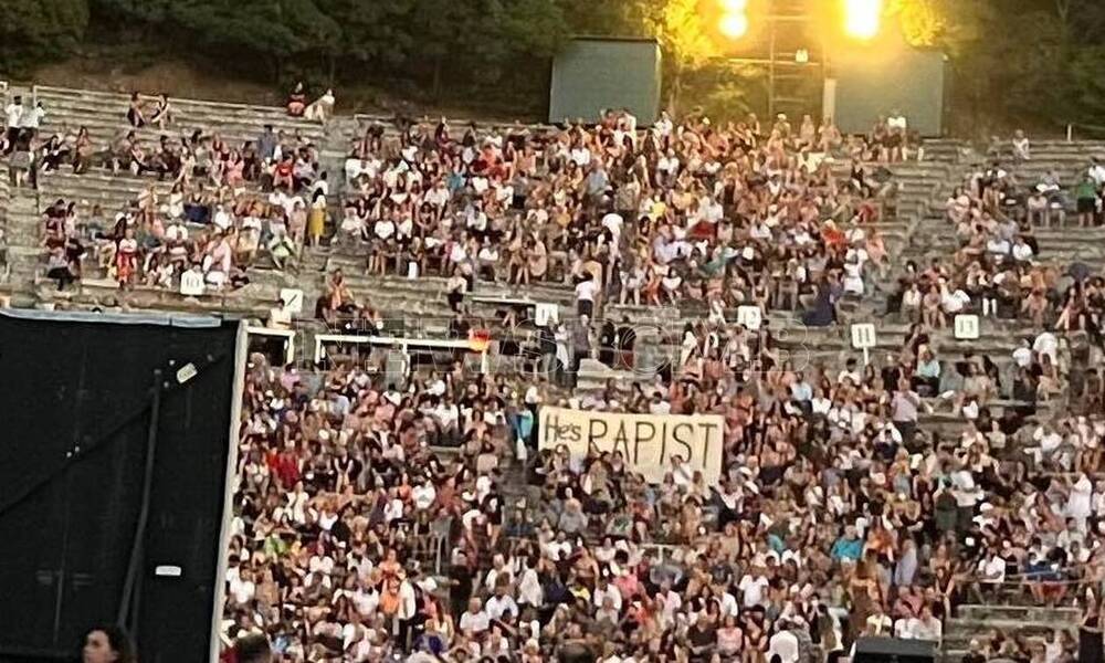 Δημήτρης Λιγνάδης: «Βιαστής είναι» - Πανό και στο Αρχαίο Θέατρο της Επιδαύρου