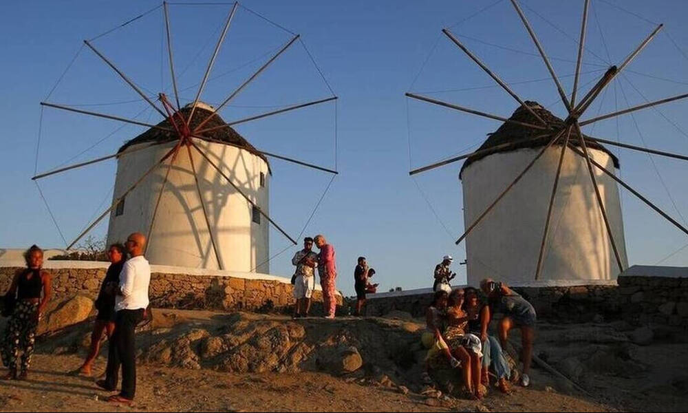 ΑΑΔΕ: Γνωστό beach restaurant στη Μύκονο λειτουργούσε με αδήλωτες ταμειακές