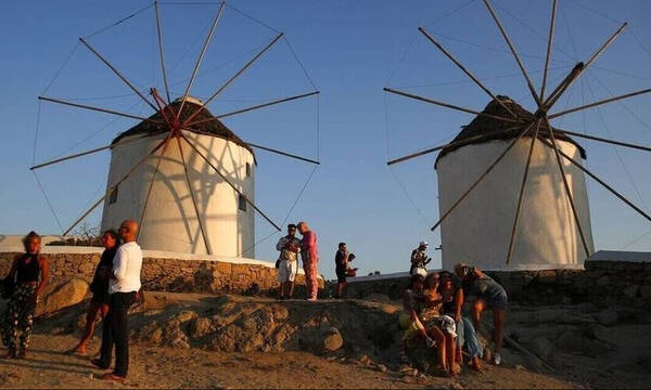 ΑΑΔΕ: Γνωστό beach restaurant στη Μύκονο λειτουργούσε με αδήλωτες ταμειακές