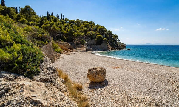 Σπέτσες: Ταξίδι στο χρόνο και βουτιές στις όμορφες παραλίες του Αργοσαρωνικού