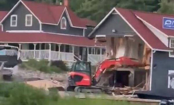 Καναδάς: Οδηγός μπουλντόζας γκρέμισε σπίτια 9 εκατομμυρίων δολαρίων που έχτισε επειδή τον απέλυσαν