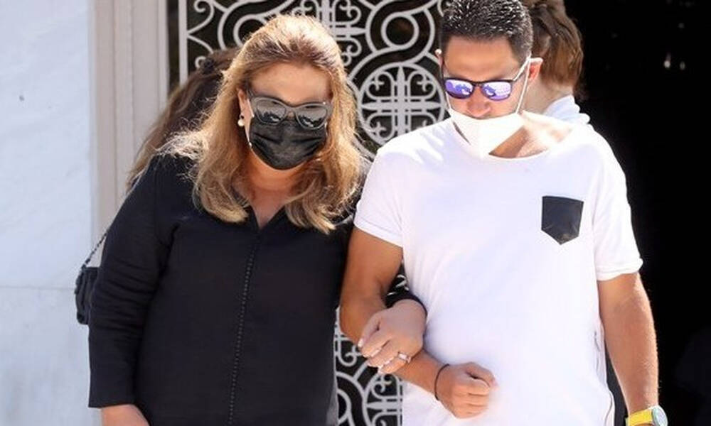 Δέσποινα Μοιραράκη: Συντετριμμένη στο 40μερο μνημόσυνο του συζύγου της, Γιάννη Κοντούλη