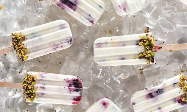 Άκης Πετρετζίκης: Frozen yogurt σε ξυλάκι