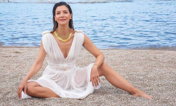 Κατερίνα Λέχου: Δεν υπάρχει το κορμί της - Δείτε την με κόκκινο μπικίνι και χωρίς ρετούς στα 54 της