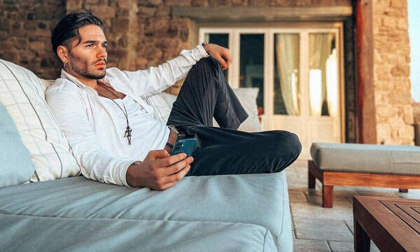 Χρήστος Μάστορας: Μαγειρεύει μόνο με το μαγιό του και οι followers τον αποθέωσαν!