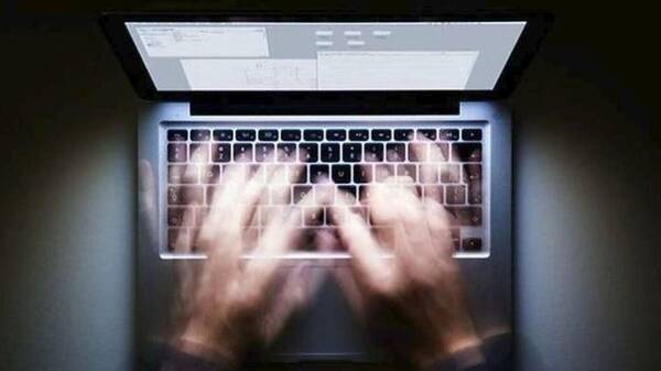 Σφακιανάκης: «Ναι» στο διαδίκτυο, υπό προϋποθέσεις - Απατεώνες «σήκωσαν» 165 εκατ. ευρώ σε 14 μήνες