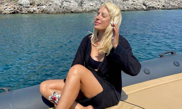 Πρωινό μπανάκι για την Ελένη Μενεγάκη - Η νέα αρετουσάριστη φώτο με μπικίνι είναι το κάτι άλλο!