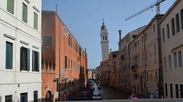 Το μοναδικό ελληνορθόδοξο καμπαναριό που... γέρνει σαν τον Πύργο της Πίζας
