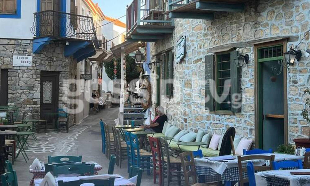 Στάθης Παναγιωτόπουλος: Μόνο ο ίδιος και η σύζυγός του στο μαγαζί του στην Αλόννησο