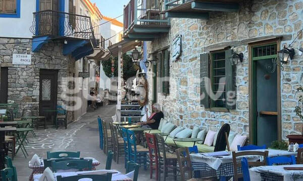 Στάθης Παναγιωτόπουλος: Μόνο ο ίδιος και η σύζυγός του στο μαγαζί του στην Αλόννησο