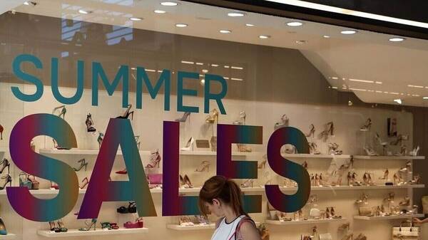 Πέφτει η αυλαία των θερινών εκπτώσεων – Με προσφορές συνεχίζουν οι έμποροι