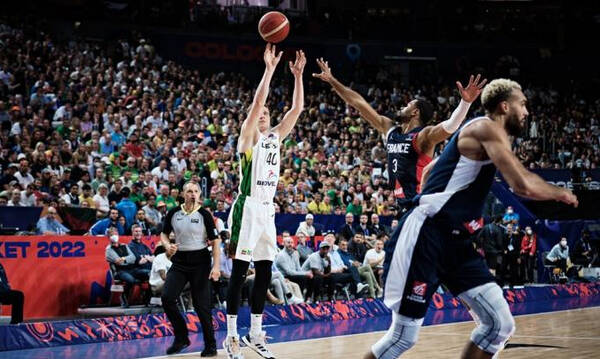 Eurobasket 2022: Αγωνία για Γκριγκόνις - Αποχώρησε κουτσαίνοντας για τον πάγκο! (vid)