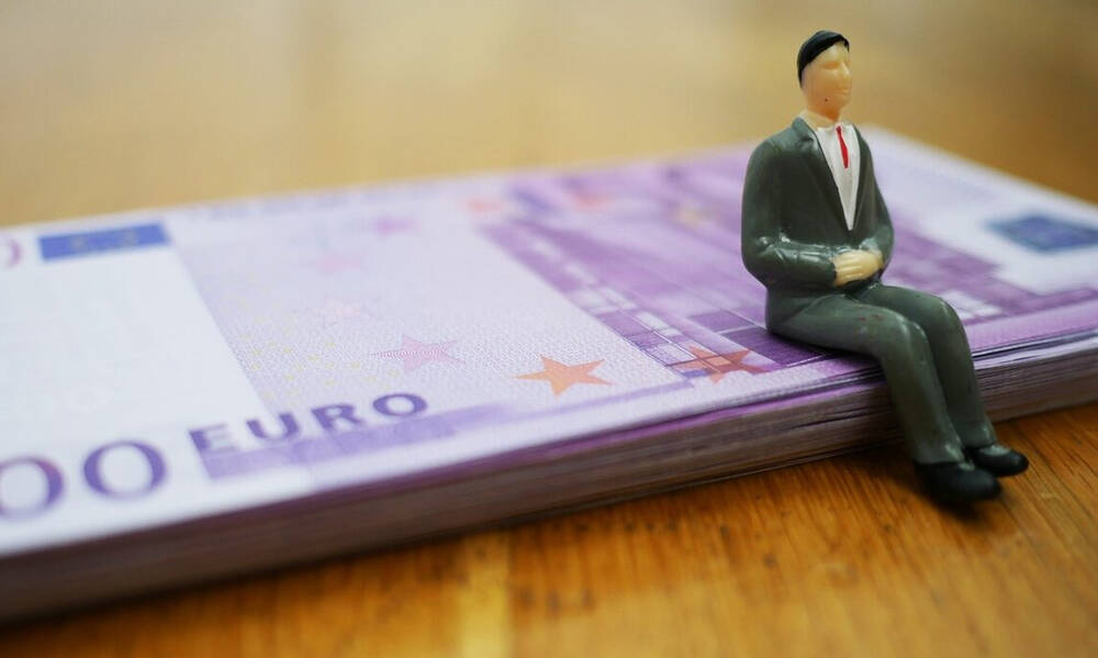 Τα επιτόκια του ευρώ «εκτοξεύονται» και επηρεάζουν τα δάνεια - Παραδείγματα με τα ποσά των δόσεων