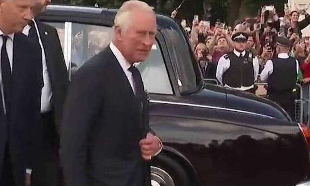 Βασιλιάς Κάρολος: Στο Μπάκιγχαμ ο νέος μονάρχης - Χειροκροτήθηκε από το πλήθος (pics)