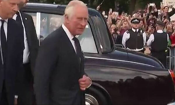 Βασιλιάς Κάρολος: Στο Μπάκιγχαμ ο νέος μονάρχης - Χειροκροτήθηκε από το πλήθος (pics)